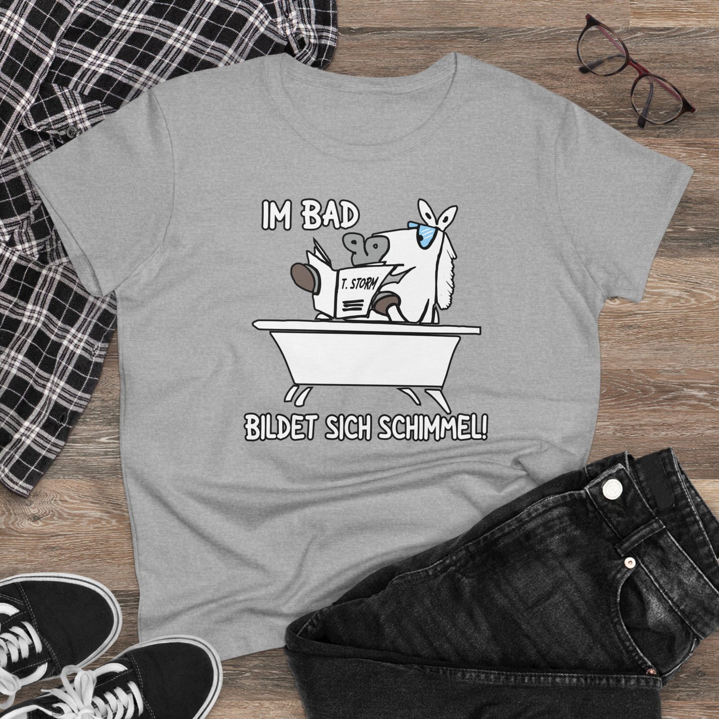 Damen T-Shirt Im Bad bildet sich Schimmel